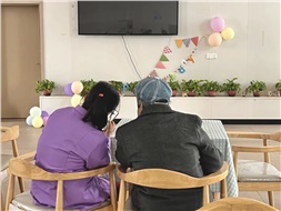 當(dāng)你老到忘了世界，我該拿什么來愛你